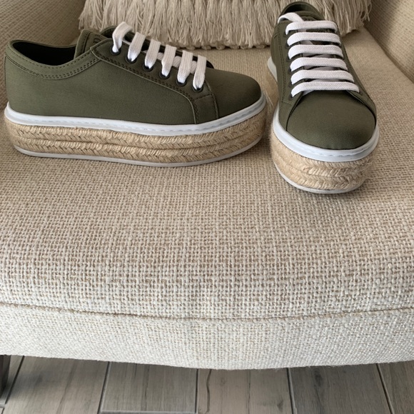Authentic Prada platform sneakers in army green - Picture 3 of 9